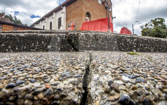 La iglesia del parque principal del corregimiento de Santa Elena cerró por precaución el 23 de marzo de 2018. El estudio de Artinco señaló que los cimientos de esta estructura, que tiene 90 años, son deficientes y muy superficiales. FOTO juan antonio sánchez