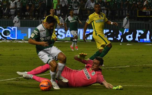 Dos de las figuras del primer duelo de la final de la Liga Águila-1, anoche en Cali, Franco Armani por Nacional y Fabián Sambueza por el Deportivo Cali. FOTO colprensa