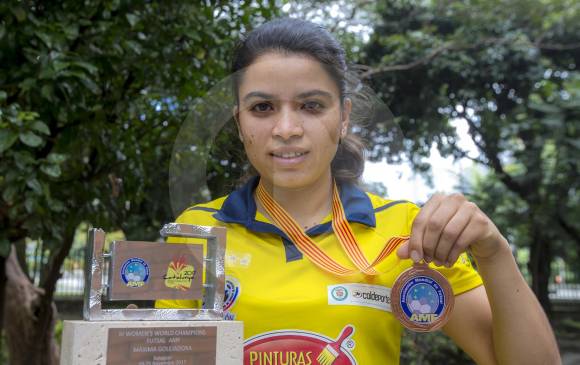 Desde los seis años, Paola Estrada le pega a un balón. Ya se da el lujo de tener un título mundial en fútbol de salón y ahora fue la máxima goleadora en el certamen de España. FOTO juan A. Sánchez