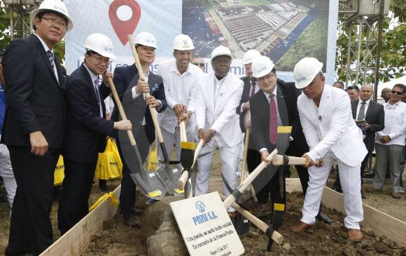 Representantes de las firmas constructoras surcoreanas Hyundai y Dohwa y el gerente de Sociedad Portuaria de Pisisí, Teófilo Lemus (centro), pusieron ayer la primera piedra del puerto en la vereda Casanova, en Turbo (Urabá antioqueño). Este terminal operaría desde 2019. FOTO Jaime Pérez
