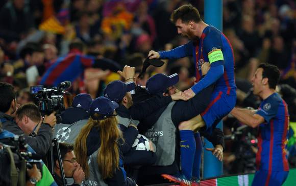 Locura en el Camp Nou, lo increíble se dio, una remontada de 6 goles. Por eso Messi se fue a celebrar con la tribuna. FOTO afp