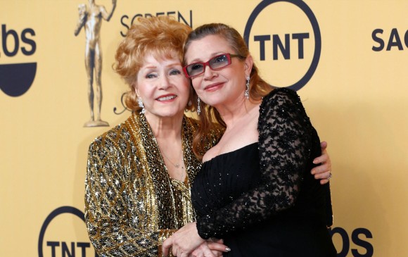 Debbie Reynolds, la madre de Carrie Fisher, fue hospitalizada este miércoles. FOTO Reuters