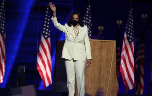 El traje que usó Harris al dar su primer discurso como vicepresidenta electa fue confeccionado por Carolina Herrera. FOTOS getty images, archivo y colprensa