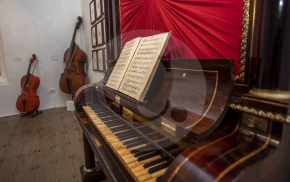 El piano reluce por la finura y el brillo de su madera y sus aleaciones en la Casa de Música Ateneo de Jericó. FOTOS camilo suárez