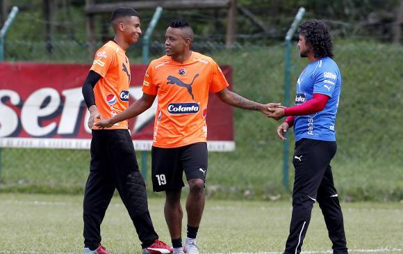 John Fredy Pajoy fue recibido ayer por el cuerpo técnico y los jugadores del Medellín. Foto Juan Antonio Sánchez