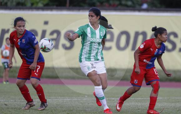 Alsy Amaya, de Nacional, entre Tatiana Castañeda y Yurleidys Doria, del DIM, en el primer clásico. FOTO Manuel Saldarriaga