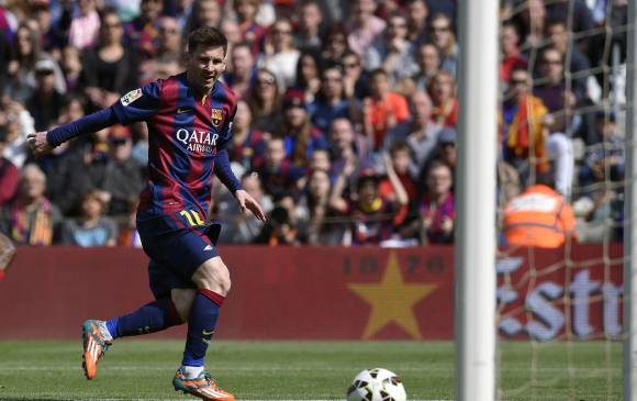 Messi alcanzó a Cristiano Ronaldo al frente de la tabla de goleadores al marcar un nuevo triplete. FOTO AFP