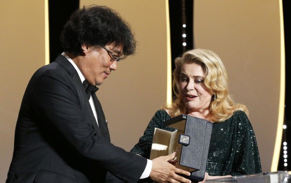El director Bong Joon-ho recibe el galardón a manos de la actriz francesa Catherine Denueve. FOTO REUTERS