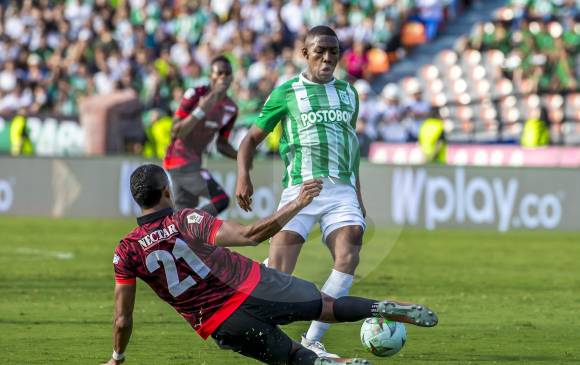 La contextura y buen dominio de balón le ayudan a Andrés Perea para destacar en la posición de volante mixto. FOTO juan a. sánchez 