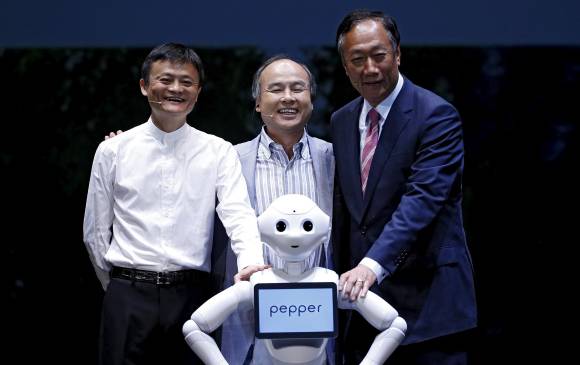 Masayoshi Son (c), fundador y director Ejecutivo de Softbank Corp., Terry Gou (d) , fundador y presidente de Foxconn Technology de Taiwán y Jack Ma, fundador y presidente ejecutivo de Alibaba Group de China. FOTO Reuters