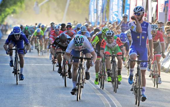 Otra espectacular victoria del antioqueño Fernando Gaviria y nuevamente sobre Elia Viviani, a quien, en otro sprint idéntico, había vencido en primera etapa, el lunes. FOTO cortesía Bill Torres/@Sport