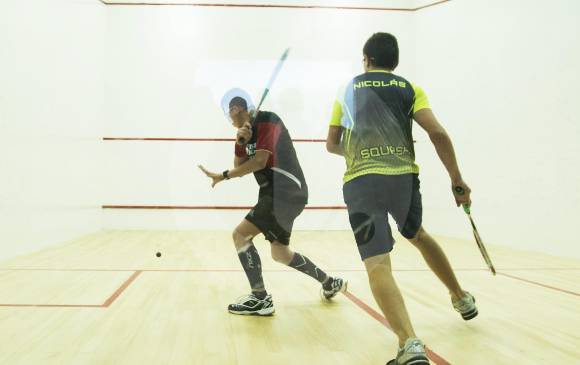 En acción, Mateo Restrepo (rojo) ante el caleño Nicolás Palacios en la definición de la categoría sub-15. FOTO mario valencia