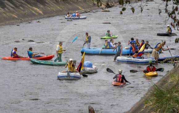 La profundidad del río, ayer, era de unos 50 centímetros en promedio. Hubo ambulancia y personal de bomberos. Al final los participantes se bañaron afuera de La Macarena. FOTO Juan A. Sánchez. 