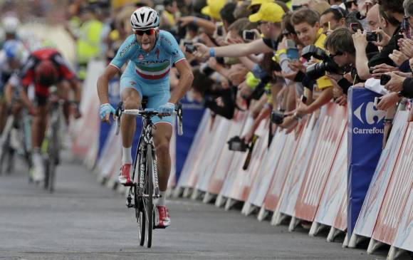 El actual campeón del Tour de Francia, Vinceno Nibali, pertenece al equipo afectado por la decisión. FOTO REUTERS