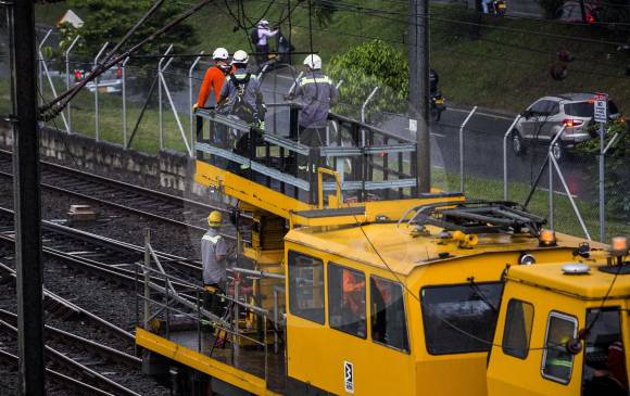 Trabajadores del Metro de Medellín durante la reparación de la catenaria afectada. FOTO JULIO CÉSAR HERRERA