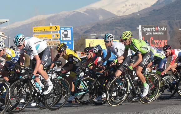 Froome arrancó ayer su temporada 2018, a pesar de tener una investigación por presunto positivo en la pasada Vuelta a España. Acá en el grupo principal de la primera etapa en Andalucía. FOTO efe 