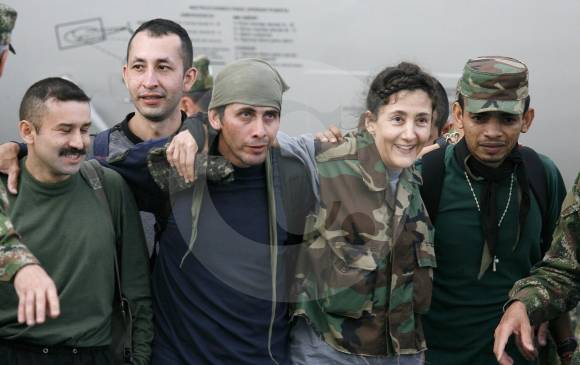 Algunos de los liberados, entre ellos Ingrid Betancourt y el teniente Malagón (izq).
