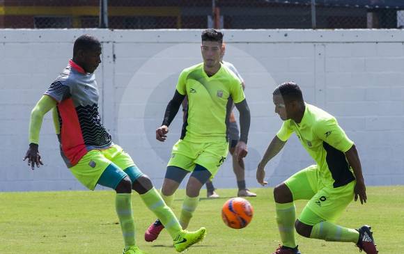Elvis Mosquera, Michael Nike Gómez y Brayan Rovira, listos para dar lo mejor hoy con el Envigado en su casa. FOTO jaiem Pérez