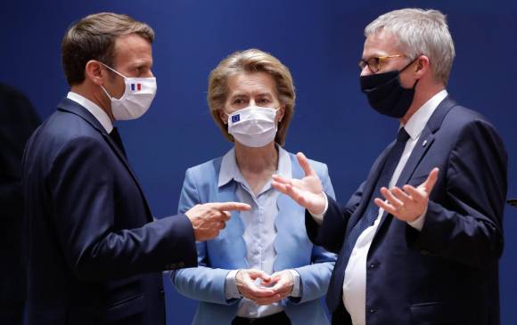 El presidente francés, Emannuel Macron, la presidenta de la Comisión Europea, Ursula von der Leyen y el secretario general, Jeppe Tranholm Mikkelsen, durante la negociación. FOTO EFE