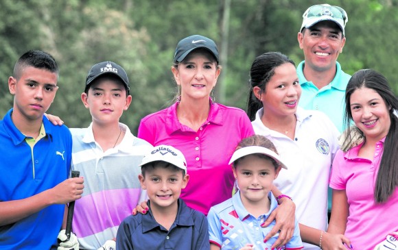 Mónica Tamayo (centro), también es directora de la Escuela de Golf del club El Rodeo.
