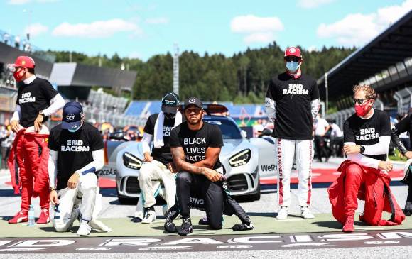 Además de arrodillarse, los pilotos de F1 portan camisetas con frases contra el racismo. FOTO Getty 