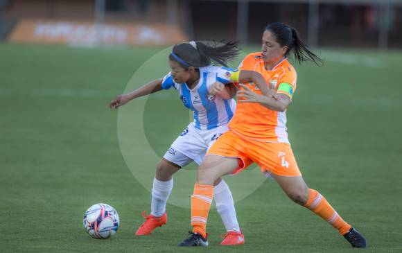 Diana Ospina (#4), figura del Envigado, marcó 3 de los 5 goles con los que vencieron a Cartagena. FOTO juan antonio sánchez