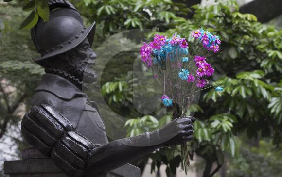 Esculturas de la avenida La Playa fueron intervenidas por estudiantes de Bellas Artes