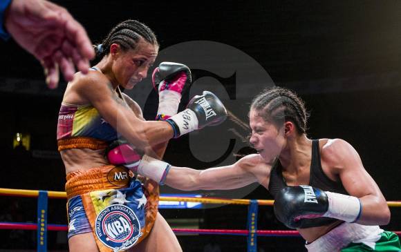 A Dayana (derecha) le tocó la peor parte de la pelea tratando de contrarrestar el largo alcance de Mayerlin Rivas. El cuerpo a cuerpo y los golpes a la zona media, alternativa. FOTO Jaime Pérez