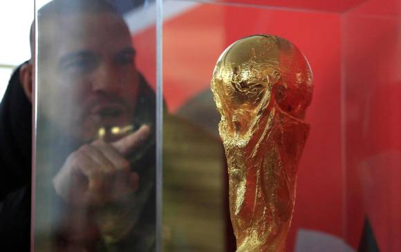 El trofeo que se llevará el campeón del certamen ya se encuentra en el Palacio del Kremlin, donde se realizará el sorteo del Mundial. FOTO EFE