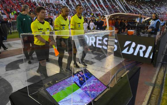 El videoarbitraje empezó a implementarse en el fútbol desde 2016. FOTO AFP
