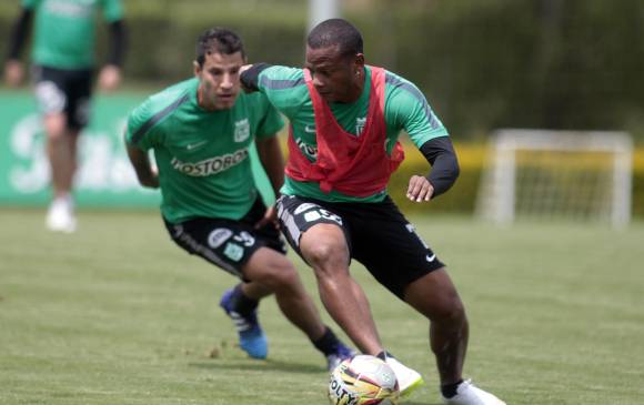 Miller Mosquera, en acción con Elkin Calle, hace parte de los concentrados de Nacional para hoy. FOTO Manuel Saldarriaga