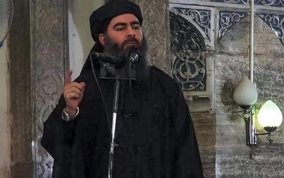 Imagen de archivo, tomada de un video publicado por el grupo Estado Islámico (IS), que supuestamente muestra a su entonces jefe, Abu Bakr al-Baghdadi, dando un discurso en un lugar desconocido. FOTO EFE