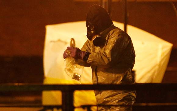 Agentes británicos investigan la banca en donde fueron encontrados, envenenados, Sergei Skripal y su hija, Yulia. FOTO Reuters