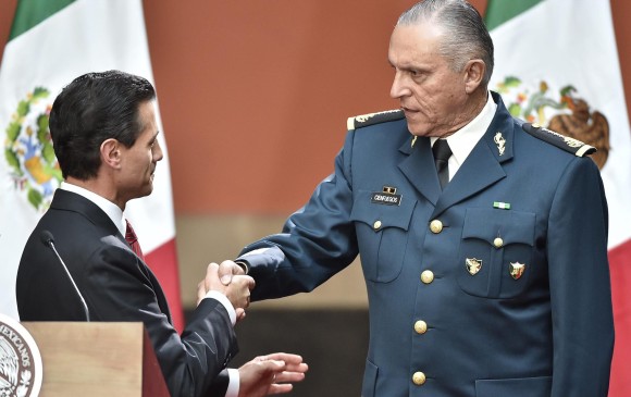 El expresidente de México Enrique Peña Nieto, junto a su ministro de Defensa, Salvador Cienfuegos. FOTO AFP