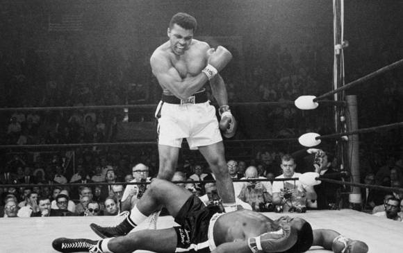 Mayo de 1965. Combate de título mundial que afronta Ali con Sony Liston. Típica estampa de un campeón agresivo que celebraba a rabiar frente a rivales tendidos en el tapiz. FOTO AP
