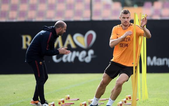 El bosnio Edin Dzeko durante la última práctica del Roma para encarar el duelo de semifinales contra Liverpool. FOTO AFP