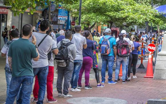 El panorama afuera de muchos comercios fue de largas filas y poco distanciamiento social. FOTO JUAN ANTONIO SÁNCHEZ