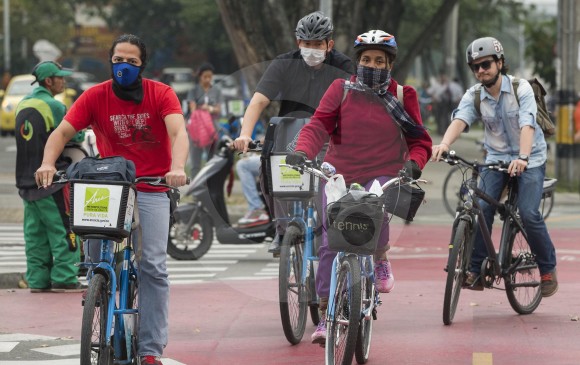 Durante los días de alerta naranja por la calidad del aire es recomendable no hacer actividad física fuerte en el exterior y usar mascarilla si se transporta en bicicleta. FOTO Jaime Pérez.
