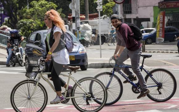 La norma les exige a los ciclistas llevar los elementos de protección, como cascos. Foto jaime Pérez