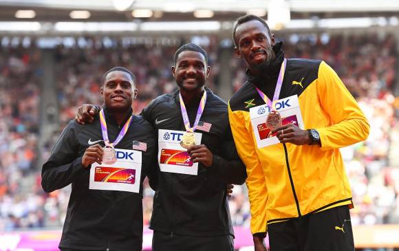 Justin Gatlin festejó ayer tras recibir, luego de 12 años, una nueva medalla de oro mundial en 100 metros. El sábado venció en Londres a su colega Christian Coleman y a Usain Bolt. FOTO EFE