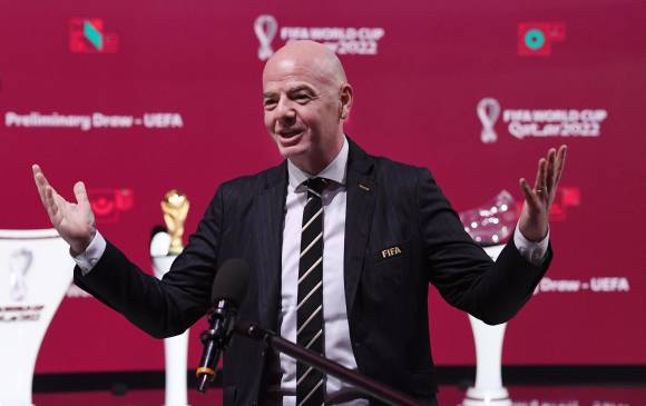 El presidente de la Fifa, Gianni Infantino, durante el sorteo de los grupos de Europa para la clasificación a Catar. FOTO efe