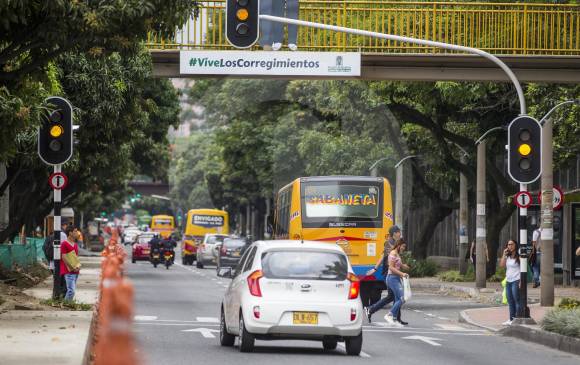 En Medellín hay 700 puentes peatonales (incluyendo sobre quebradas) según Secretaría de Infraestructura. FOTO Julio césar Herrera