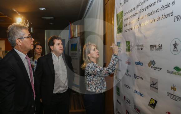 Representantes de la empresa privada en el norte del Valle de Aburrá respaldaron con sus firmas el convenio en procura del desarrollo sostenible. FOTO Julio César Herrera
