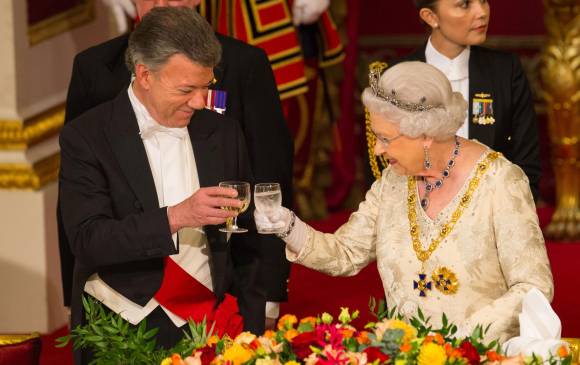 La reina Isabel II ofreció un banquete de Estado en el Palacio de Buckingham. 