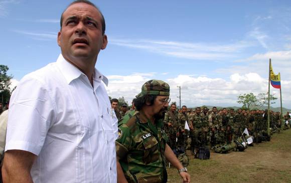 Salvatore Mancuso (izquierda), se encuentra en una Cárcel de Estados Unidos, donde paga una condena de 15 años por el delito de narcotráfico. Su salida está para el 2020. FOTO Archivo Reuters