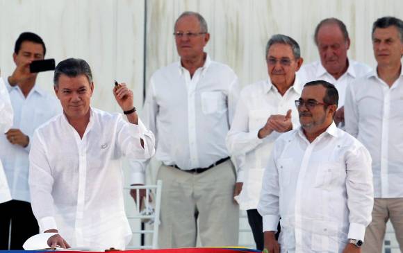 Este fue el momento de la firma con el balígrafo. Foto Reuters