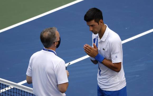 Djokovic golpeó con una bola a una juez de línea durante su juego de octavos de final del US Open. FOTO EFE