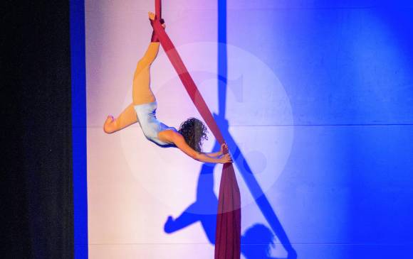 Lina María practica la danza aérea desde hace tres años y lleva 15 años bailando. Combina la práctica de la danza con su profesión de antropóloga. FOTO róbinson sáenz