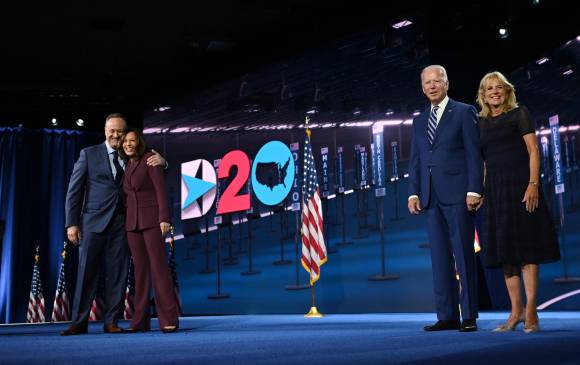 Kamala Harris y Joe Biden en compañía de sus parejas en la convención demócrata. FOTO AFP
