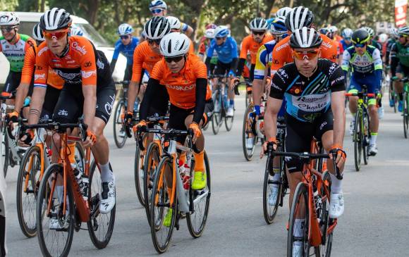 Sergio Higuita (centro) adquirió experiencia internacional con el Manzana Postobón. En 2018 fue campeón de la montaña en el Tour de China. También ganó etapa en Vuelta a Colombia. FOTO EFE